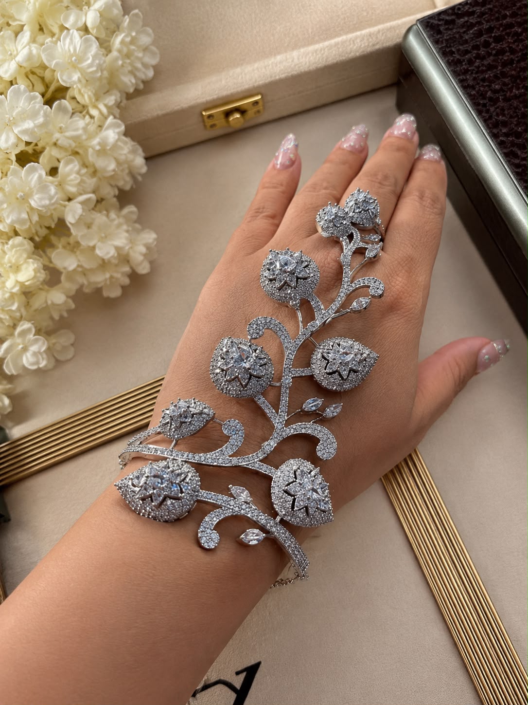 Diamond Vine Luxe Hand Harness